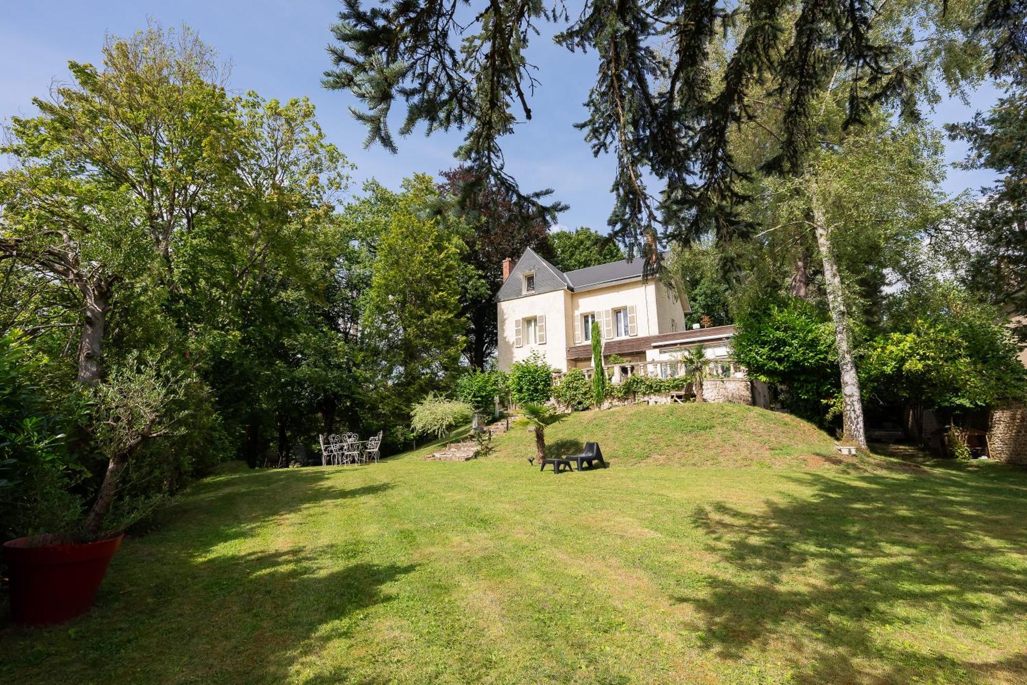 Notre Dame Face Au Chateau Sedan